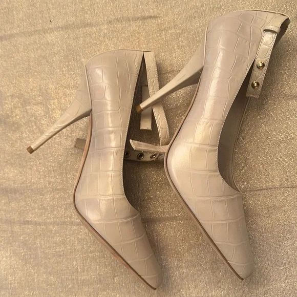 Burberry Beige Croc-Embossed Leather Ankle Strap Heels Size 40/ 9US - Picture 8 of 13